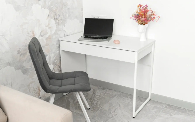 Апартаменты-студия Цветы 30 кв.м. с двуспальным диваном и панорамными окнами, с 3 по 6 этаж