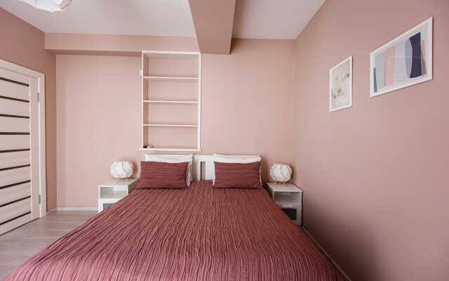 Komfort s otdelnoy spalney i balkonom Apartments