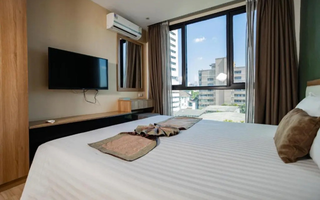 Отель Ramada by Wyndham Bangkok Ten Ekamai Residences