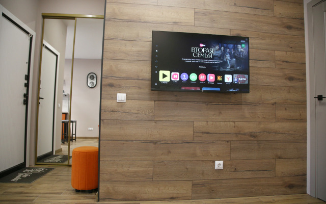 Апартаменты Уорхол - апельсин и капучино в интерьере с собственным двориком для BBQ в 10 минутах от центра