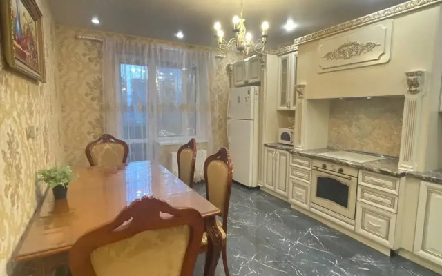 Квартира Шикарная двушка в витринными окнами