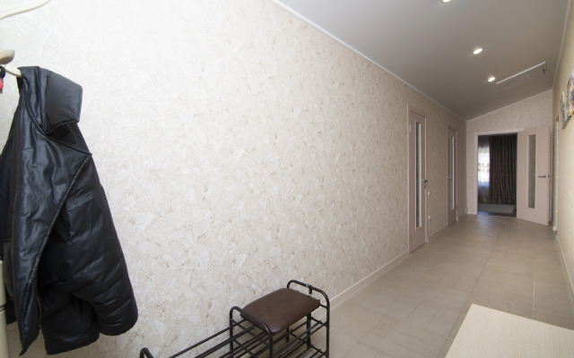 Апартаменты Трехкомнатная квартира на ул. Колхозной 112