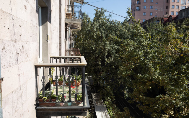 2br Apt/centre/balcony To Saryan St View/by Keygo 11 Apartments