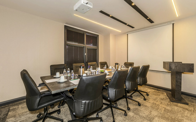 Hotel Elysian Airport