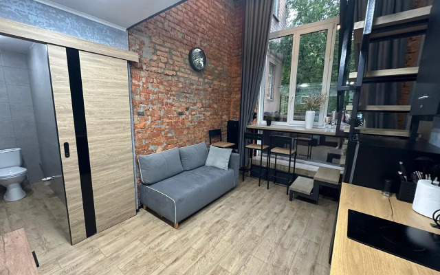 Dvukhurovnevaya studiya s dvumya sanuzlami v parke Apartments