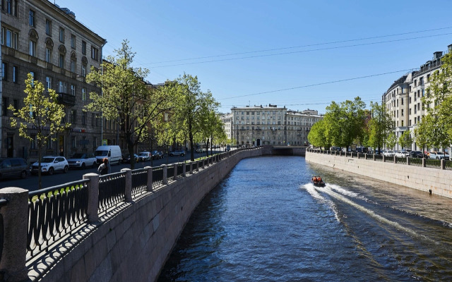 Квартира FlatStay Карповки 16| Большая видовая 4шка с камином