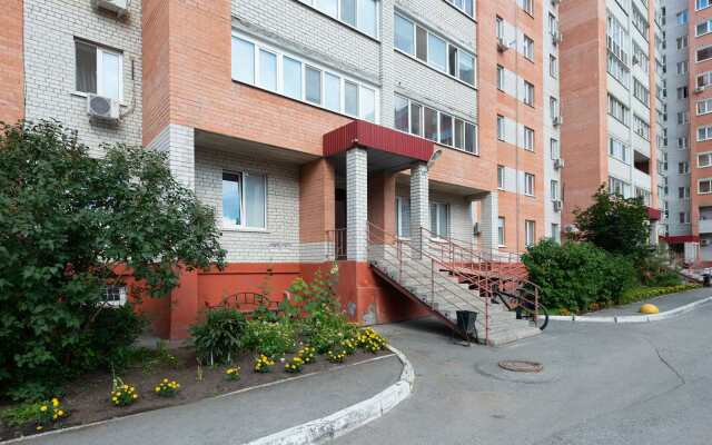 Sapfir s Zakrytym Dvorom, Ryadom s TTS Ostrov, Mat i Dity Apartments
