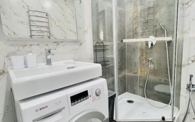 Svetlaya s dizajnerskim remontom okolo metro Apartment