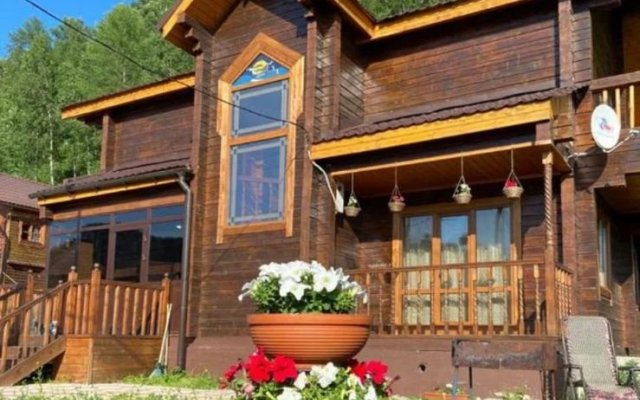 Kottedzh U Petrovny Guest House