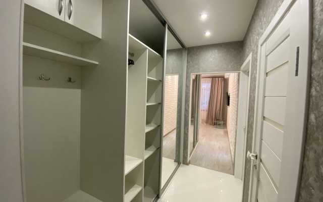 Royal Red Apartment U Korolevskikh Vorot Flat