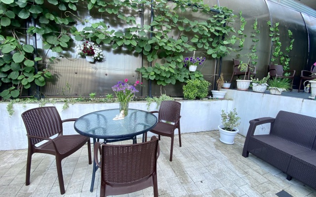 Five-Story with swimming pool Guest House