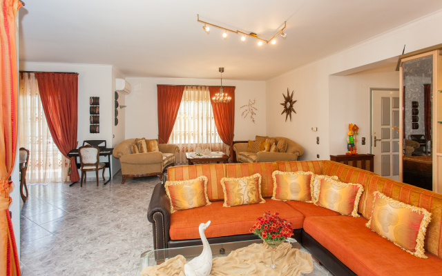 Luxurious Home From The Beach Apartments