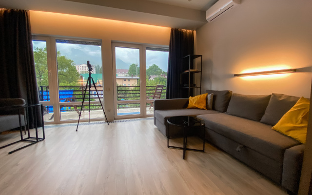 Студия с террасой с панорамным видом на горы