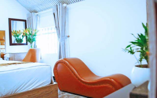 Queen Hotel 2