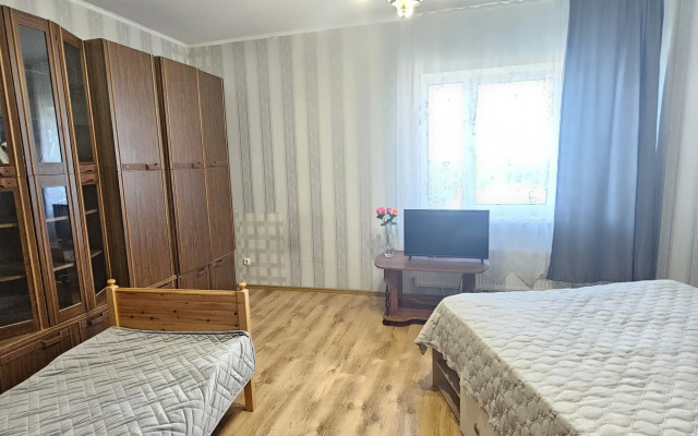 Prostornaya Dvukhkomnatnaya Na 10 Etazhe Flat