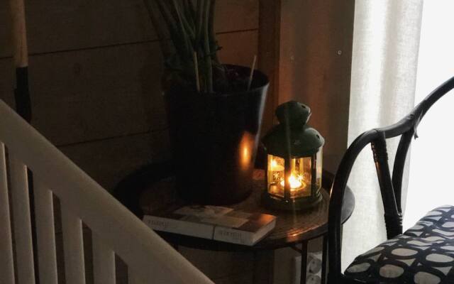 Atmosfernyy s kaminom okolo lesa Dacha.Les Guest house