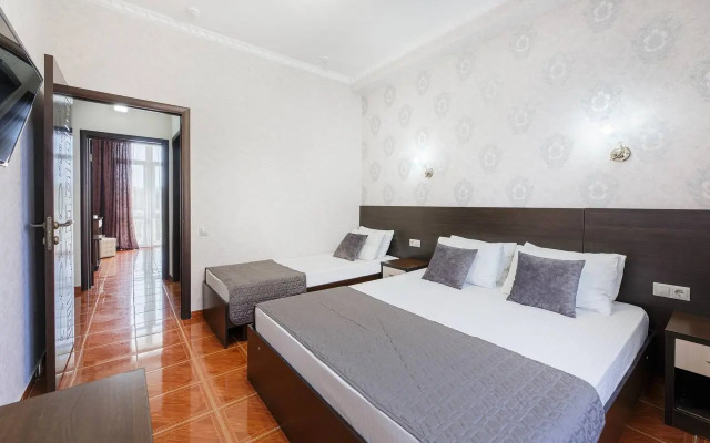 Kronos Hotel