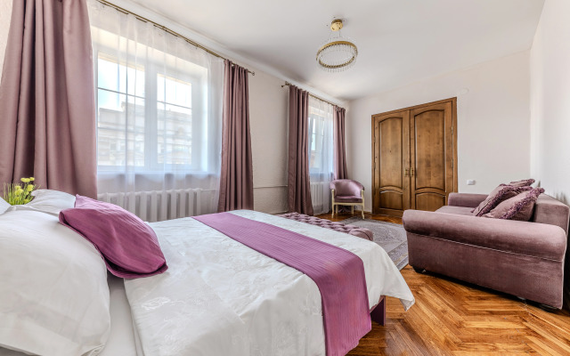 Trekhkomnatnaya Na Prospekte Nezavisimosti 23 Flat