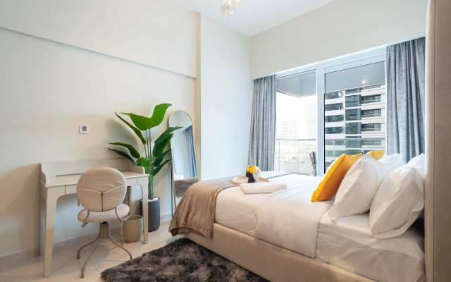 Keyrock Chic 2BR Escape Pool & Lake View Apartments
