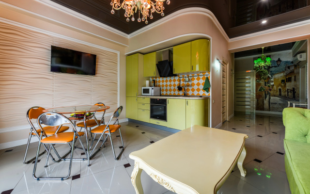 Oplot - Semejnye s balkonom 6 Apartments