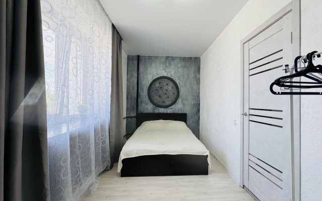 V tsentre Kazani dizaynerskaya yevrodvushka s novym remontom Flat