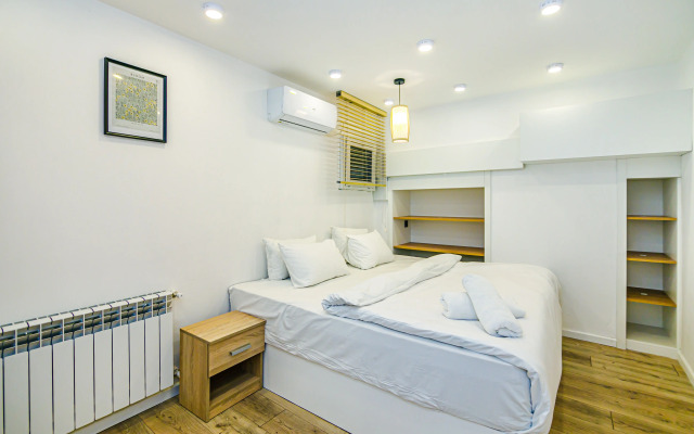 Imparator in Nizami Street Apartment