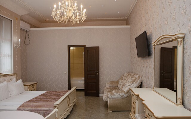 GUSTO Hotel
