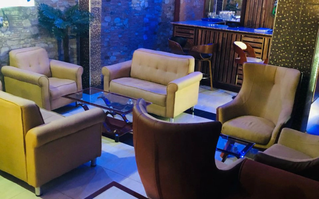 Отель Mclorrets Suites