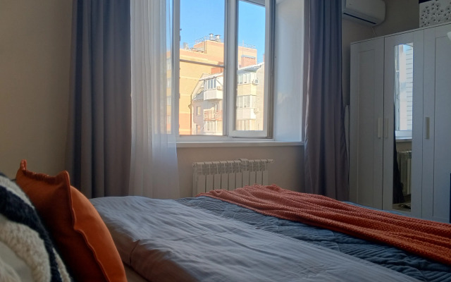 V Tsentre V Novom Dome Flat