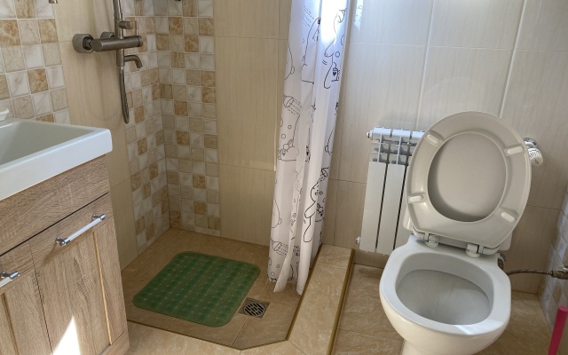 v Kottedzhe s Otdel'nym Vhodom so Dvora Living Quarters