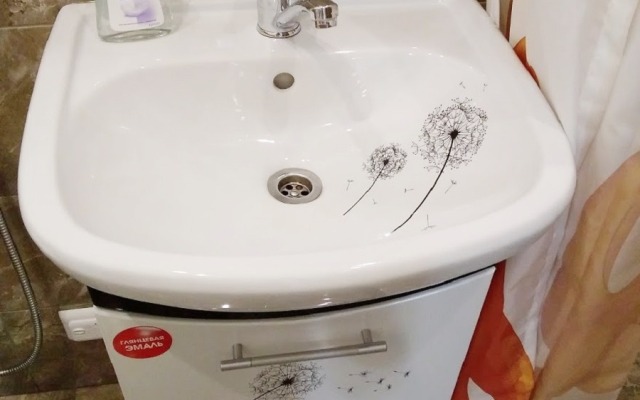 u Griboedova s kodovym dostupom lichnoi kukhnei i ubornoi Flat