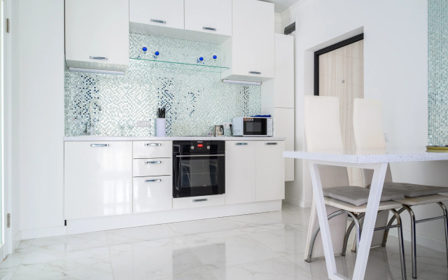 Belosnezhnaya Studiya U Morya S Lichnoy Terrasoy Apartments