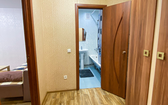 Ryadom S Ledovoy Arenoy I Futbolnym Manezhem Flat