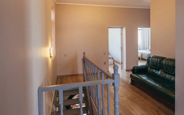 V Tsentre Goroda S Zelenym Sadom Private house
