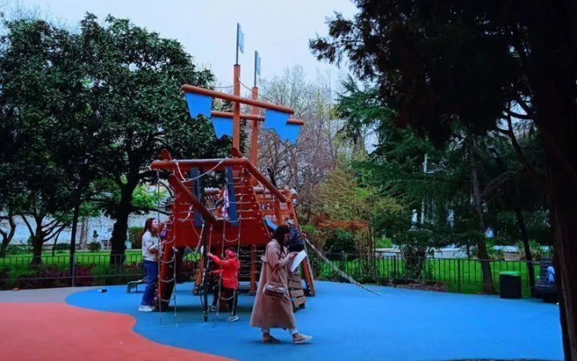 Prostornaya V 300 Metrakh Do Naberezhnoy Flat