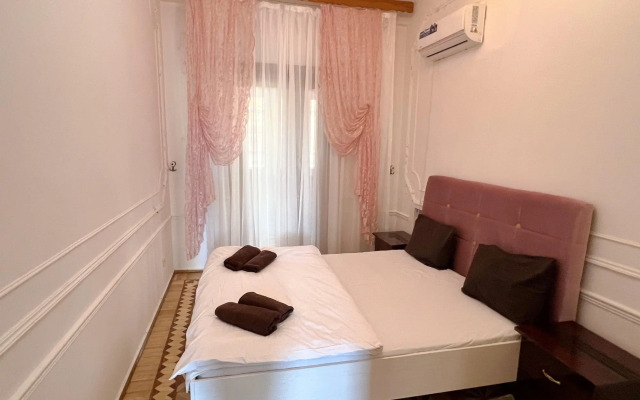Okolo Devichyey Bashni, Stary Gorod/Baku Apartments