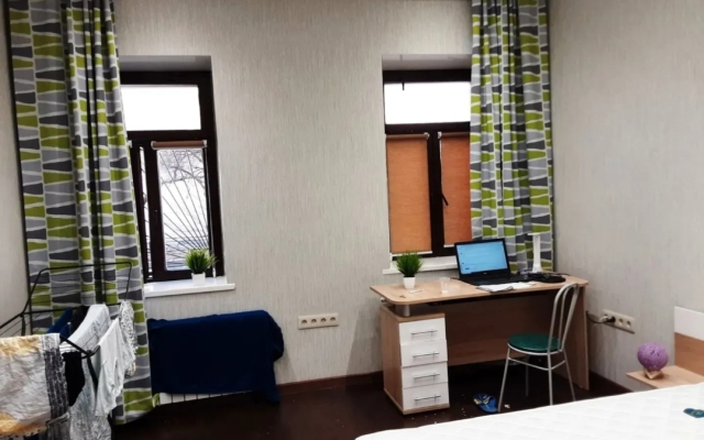 S Saunoy I Dzhakuzi U Fontanki Flat