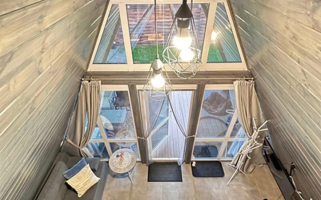 A frame Po Shchuch'emu veleniyu Seryj domik na beregu reki Privat House