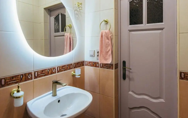 V Tsentre Goroda S Zelenym Sadom Private house
