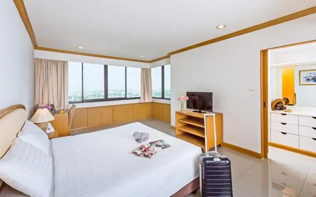 Отель Riverine Place and Residence