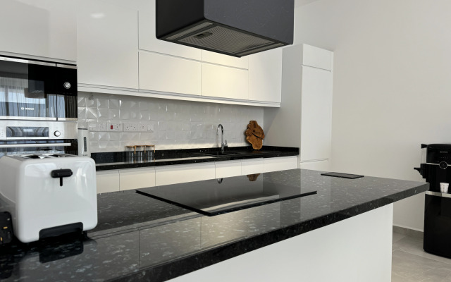 Бунгало Современное бунгало на берегу Средиземного моря