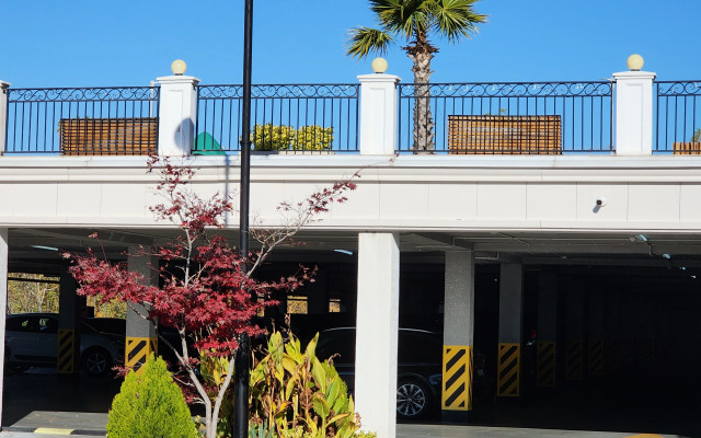 V Zhk Merkato s Basseynom Flat