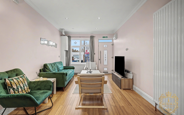 Квартира Elegant Stay in London with Private Parking & Patio | 7 mins walk to Norbury Station — фото 3