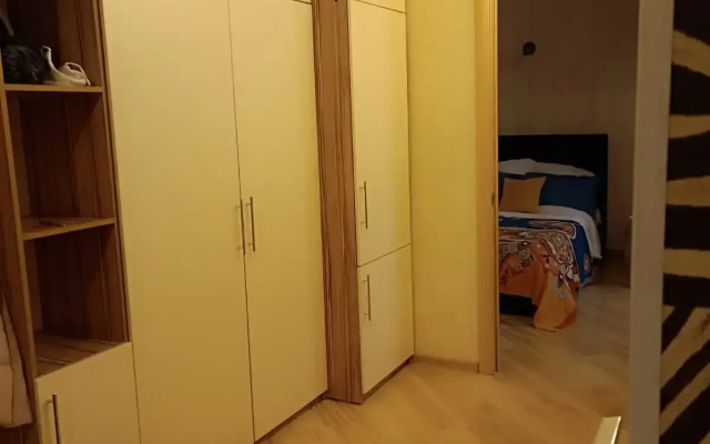 Uyutnaya Dvukhkomnatnaya Solnechnaya Savanna Flat