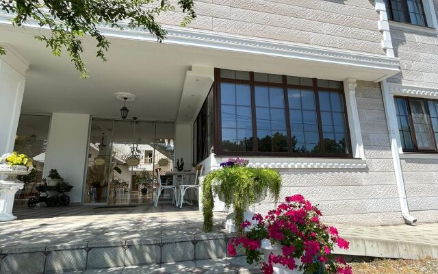Lucette Guest House