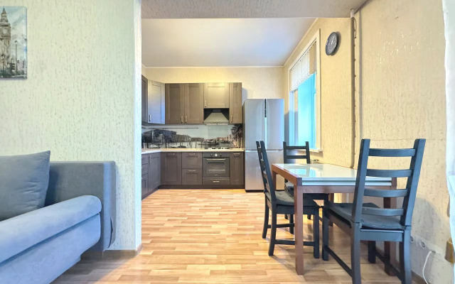 Квартира Трехкомнатная с Балконом и Кондиционером в Центре на Весенней