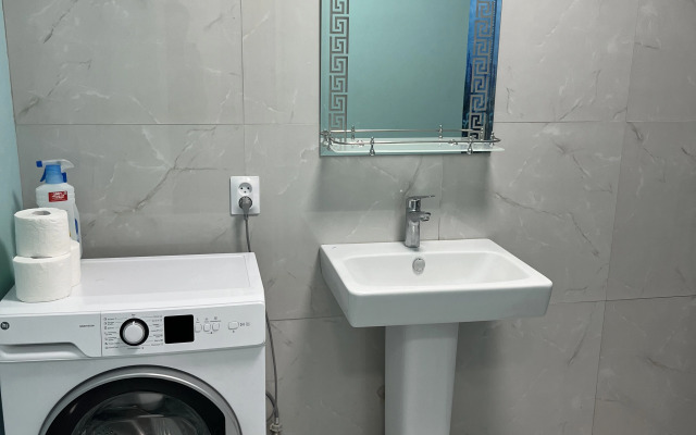 Uyutnaya Kvartira s Morem Cherez Dorogu Flat