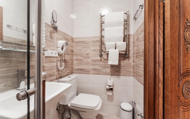 Odin Voznesenskiy Apartments