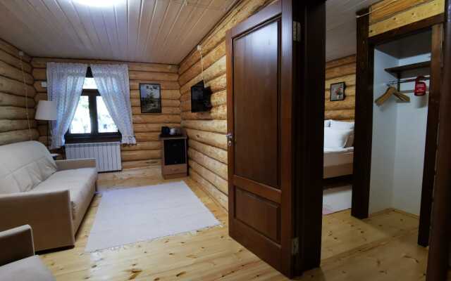 Udivitelnaya Derevnya Mandrogi Tourist Complex