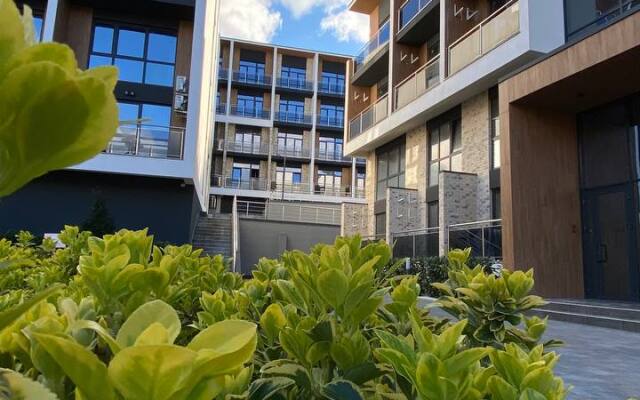 3 mestnye s balkonom i basseynom Apartments